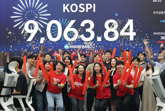 코스피 사상 첫 9,000 돌파…韓 증시 새 역사