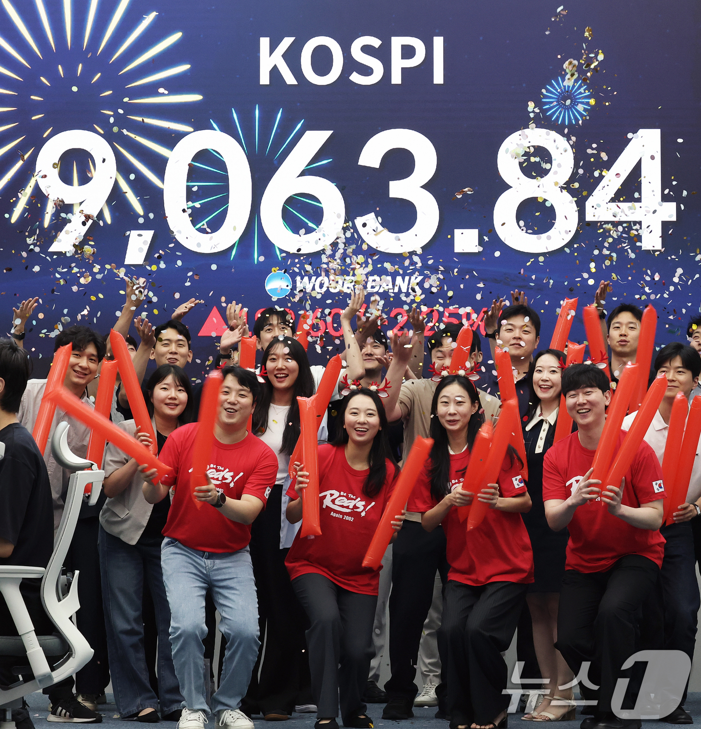 (서울=뉴스1) 오대일 기자 = 코스피 지수가 전인미답의 9000선 고지를 돌파한 18일 오후 서울 중구 우리은행 본점 딜링룸에서 직원들이 코스피 종가를 배경으로 축하 세리머니를 …