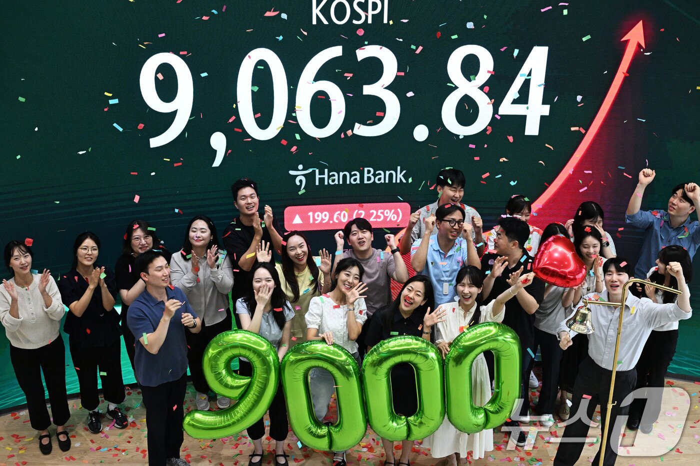 본문 이미지 - 코스피가 사상 처음으로 9000포인트를 돌파 마감한 18일 서울 중구 하나은행 딜링룸에서 직원들이 코스피 9000 돌파 기념 타종 세리머니를 하고 있다.  (공동취재) ⓒ 뉴스1 최지환 기자