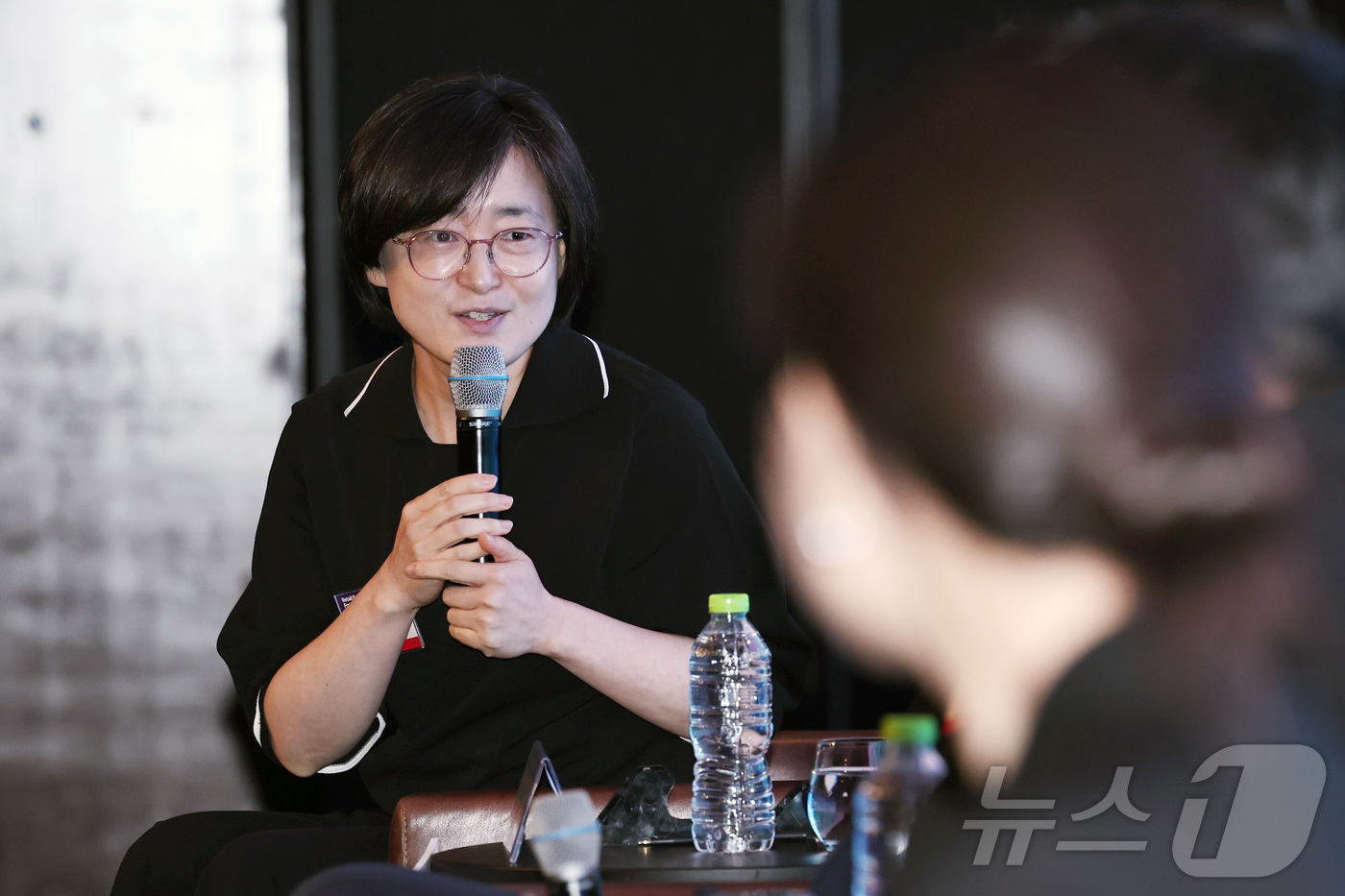 (서울=뉴스1) 구윤성 기자 = 18일 서울 여의도 콘래드호텔에서 열린 '2026 뉴스1 미래유통혁신포럼'(RFIF) 패널토론에서 좌장을 맡은 박현영 생활변화관측소장이 패널들에게 …