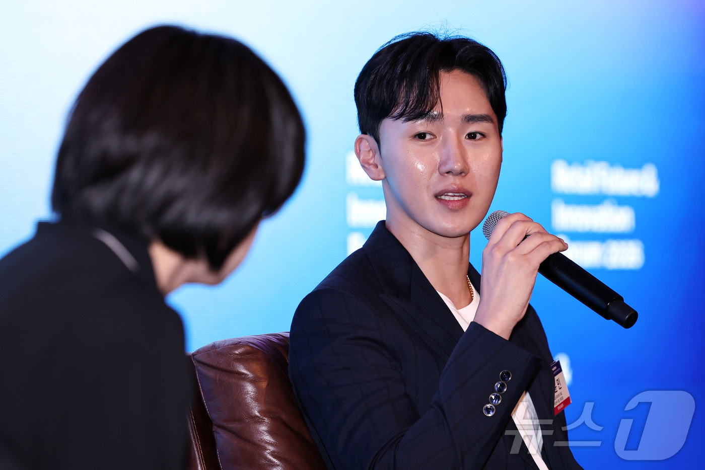 (서울=뉴스1) 구윤성 기자 = 이윤민 아워포지티비티 대표가 18일 서울 여의도 콘래드호텔에서 열린 '2026 뉴스1 미래유통혁신포럼'(RFIF) 패널토론에서 질문에 답하고 있다. …
