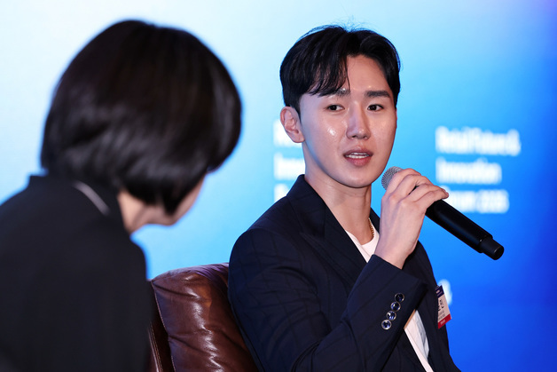 발언하는 이윤민 아워포지티비티 대표