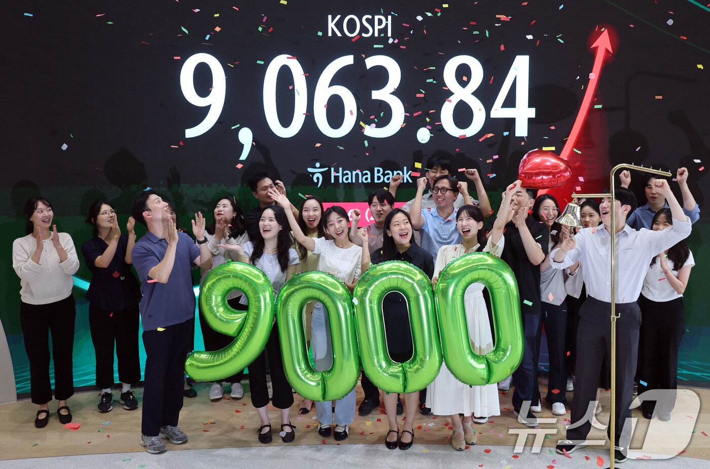 본문 이미지 - 18일 서울 중구 하나은행 본점 딜링룸에서 직원들이 코스피 9000 돌파 축하 세리머니를 하고 있다.  (공동취재) 2026.6.18 ⓒ 뉴스1 최지환 기자