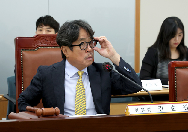 안경 고쳐 쓰는 권순원 최저임금위원회 위원장