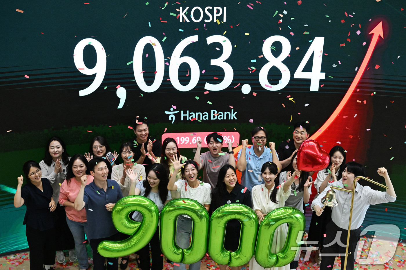 (서울=뉴스1) 최지환 기자 = 코스피가 사상 처음으로 9000포인트를 돌파 마감한 18일 서울 중구 하나은행 딜링룸에서 직원들이 축하 세리머니를 하고 있다.이날 코스피는 전 거래 …