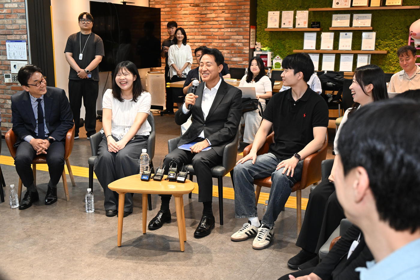 본문 이미지 - 오세훈 서울시장이 18일 성동구 링키지랩에서 열린 '서울영커리언스 인턴십 현장소통 간담회'에서 청년들과 이야기를 나누고 있다.