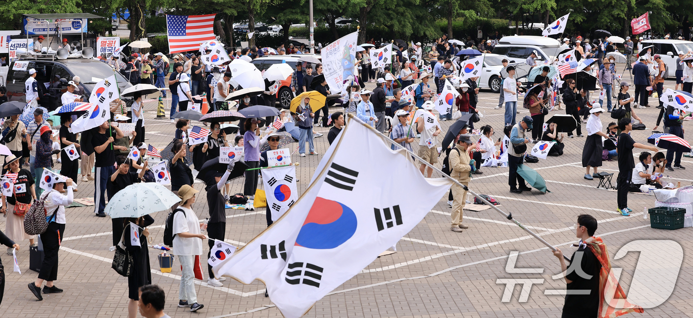 (서울=뉴스1) 이호윤 기자 = 제9회 전국동시지방선거 투표용지 부족 사태를 규탄하는 개표소 봉쇄 시위가 계속된 18일 서울 송파구 올림픽공원 핸드볼경기장 앞에서 시민들이 구호를 …