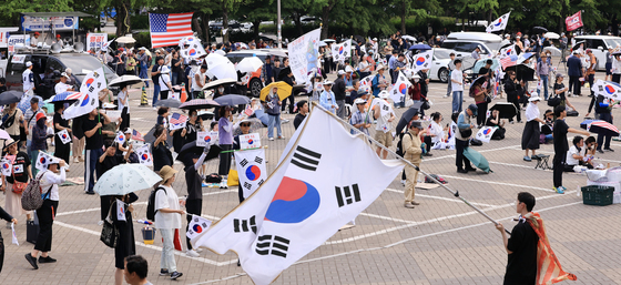 14일째 울려퍼지는 재선거 요구 구호