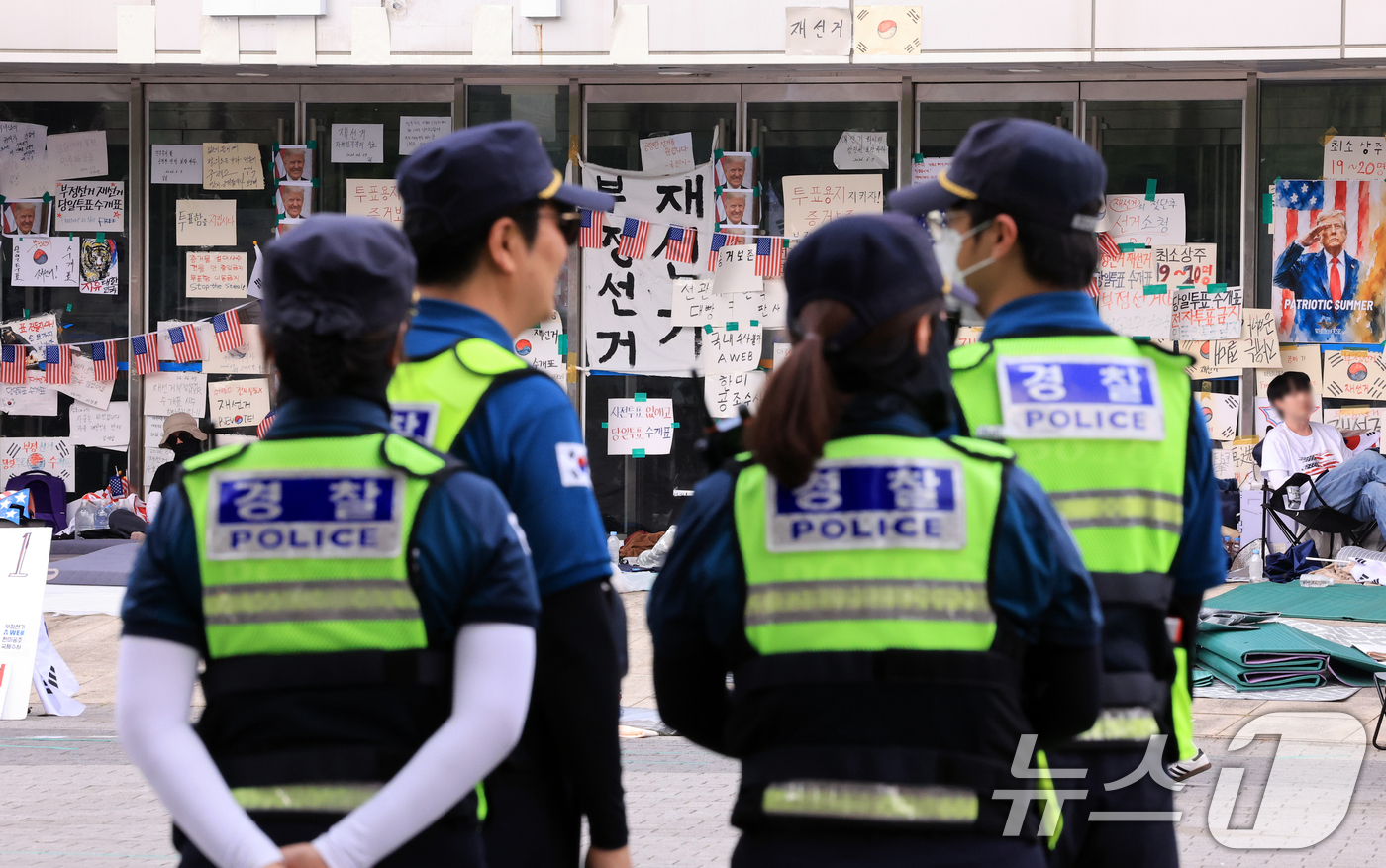 (서울=뉴스1) 이호윤 기자 = 제9회 전국동시지방선거 투표용지 부족 사태를 규탄하는 개표소 봉쇄 시위가 계속된 18일 서울 송파구 올림픽공원 핸드볼경기장 앞에 경찰들이 배치돼 있 …