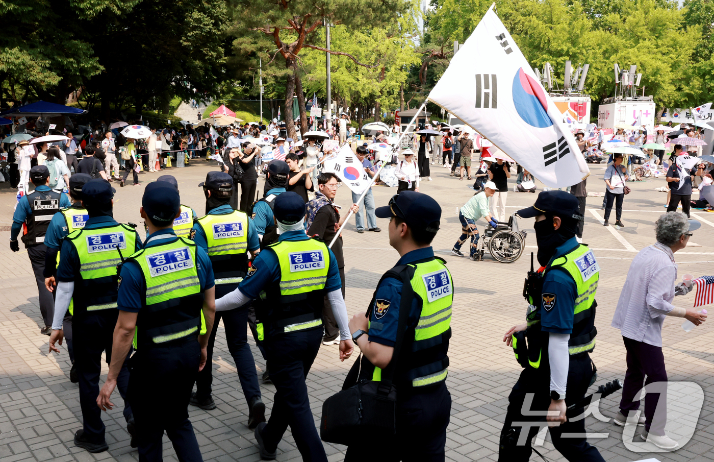(서울=뉴스1) 이호윤 기자 = 제9회 전국동시지방선거 투표용지 부족 사태를 규탄하는 개표소 봉쇄 시위가 계속된 18일 서울 송파구 올림픽공원 핸드볼경기장 앞에서 경찰들이 이동하고 …
