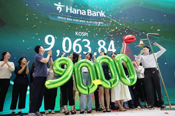 코스피, 9000 돌파 마감