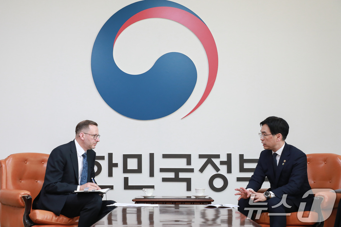 (서울=뉴스1) = 김민재 행정안전부 차관이 18일 오후 서울 종로구 정부서울청사에서 타넬 셉 주한 에스토니아 대사와 양국 간 디지털 협력 방안등에 대해 논의하고 있다. (행정안전 …