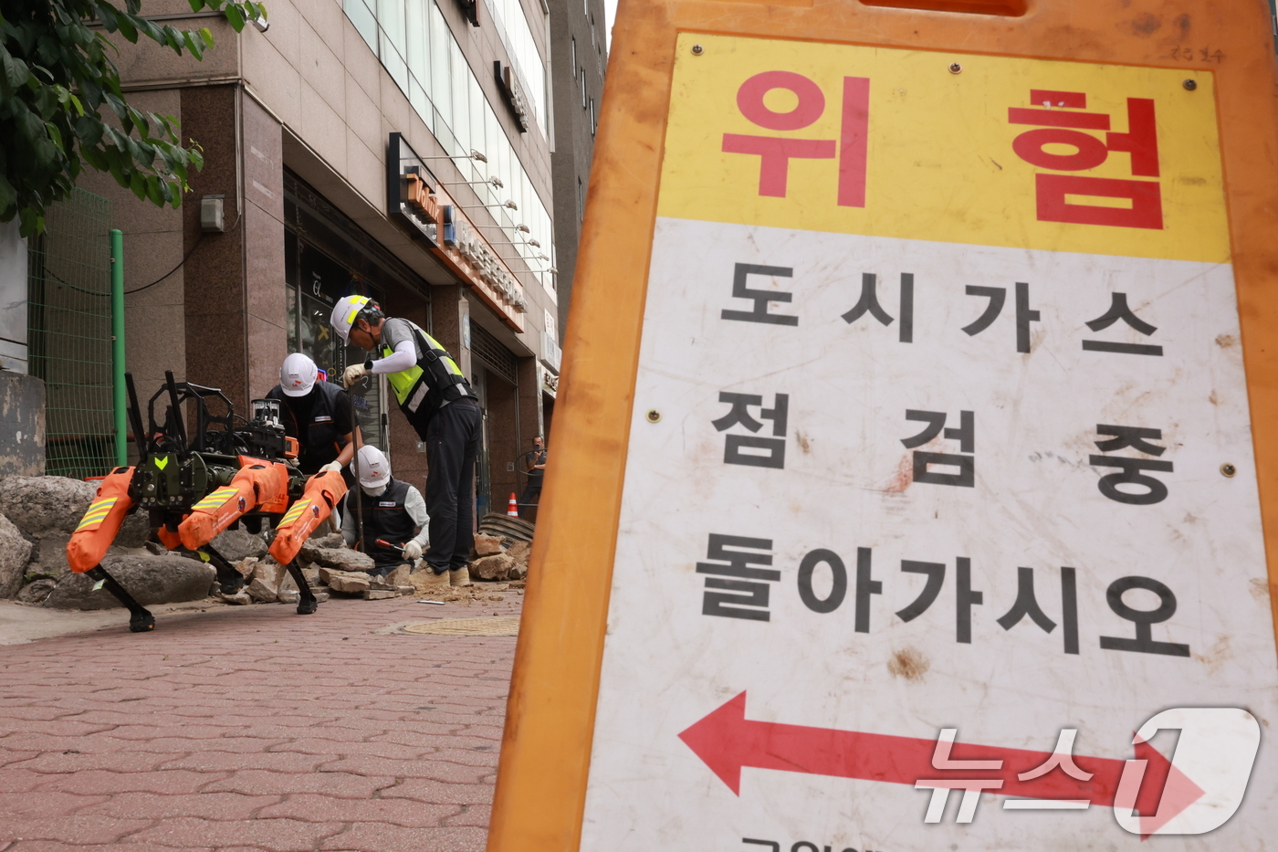 (서울=뉴스1) 이호윤 기자 = 18일 서울 송파구 한성백제역 인근 한 건물에서 도시가스가 유출돼 소방 로봇개가 투입되고 있다. 2026.6.18/뉴스1