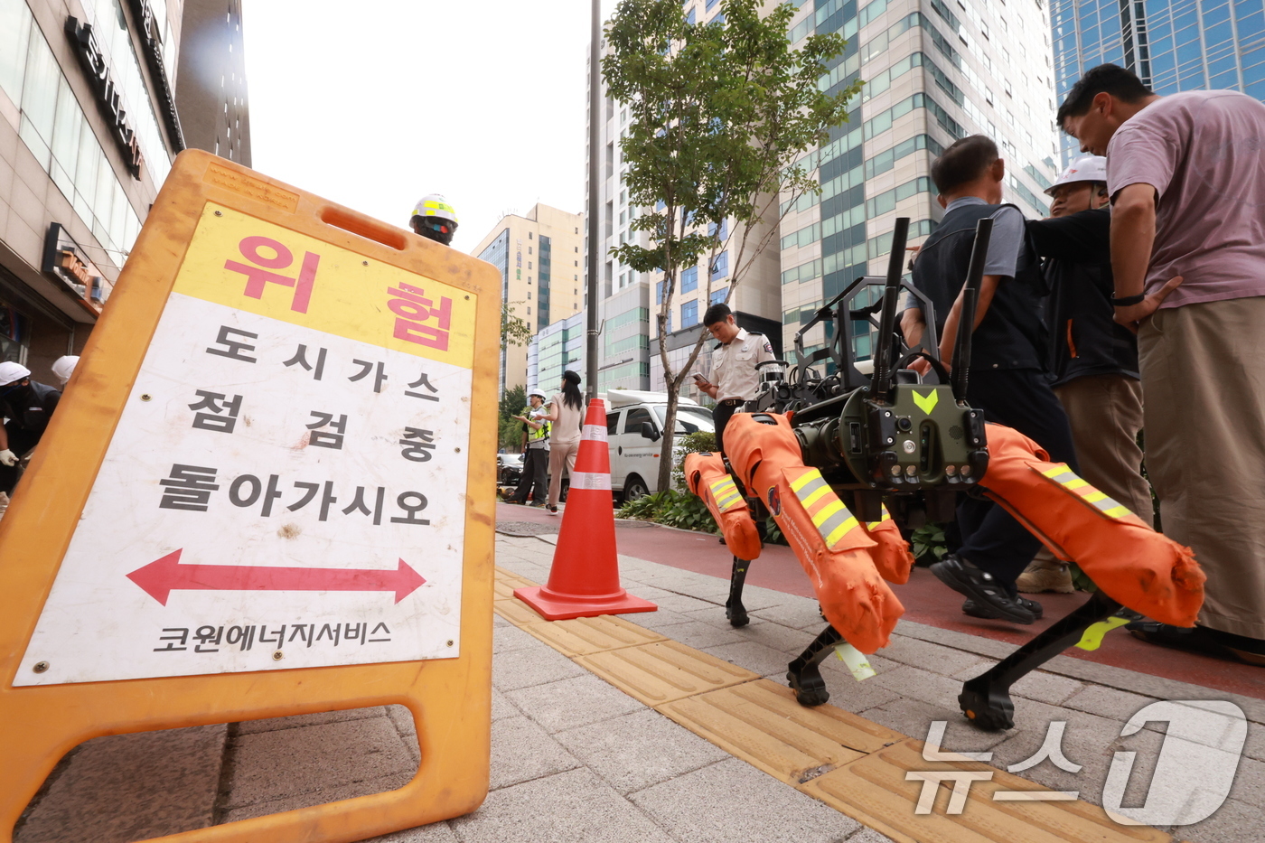 (서울=뉴스1) 이호윤 기자 = 18일 서울 송파구 한성백제역 인근 한 건물에서 도시가스가 유출돼 소방 로봇개가 투입되고 있다. 2026.6.18/뉴스1