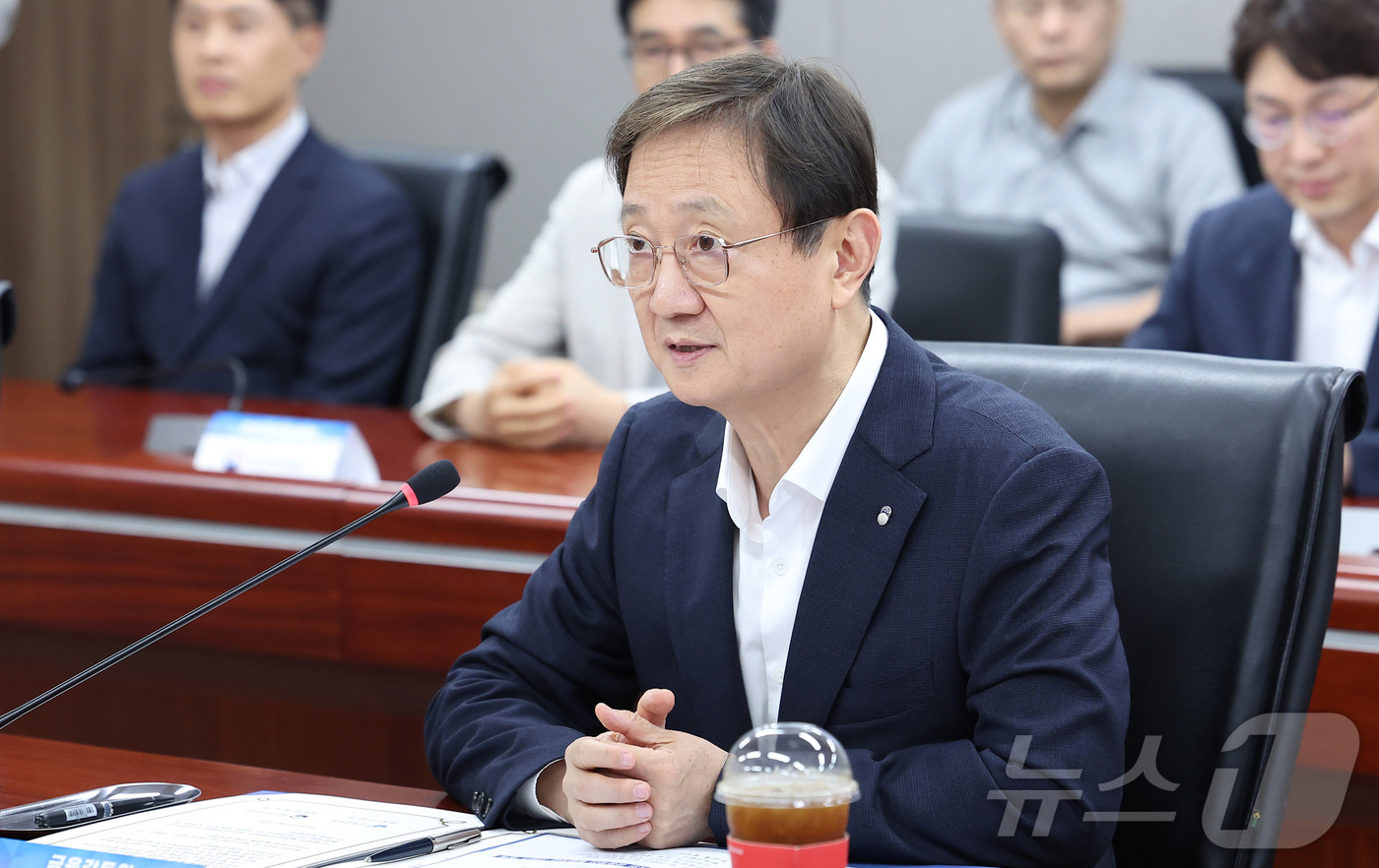 (서울=뉴스1) 김성진 기자 = 이찬진 금융감독원장이 18일 서울 종로구 정부서울청사에서 열린 금융분야 국민 고충 해소 및 권익개선을 위한 국민권익위원회-금융감독원 업무협약(MOU …