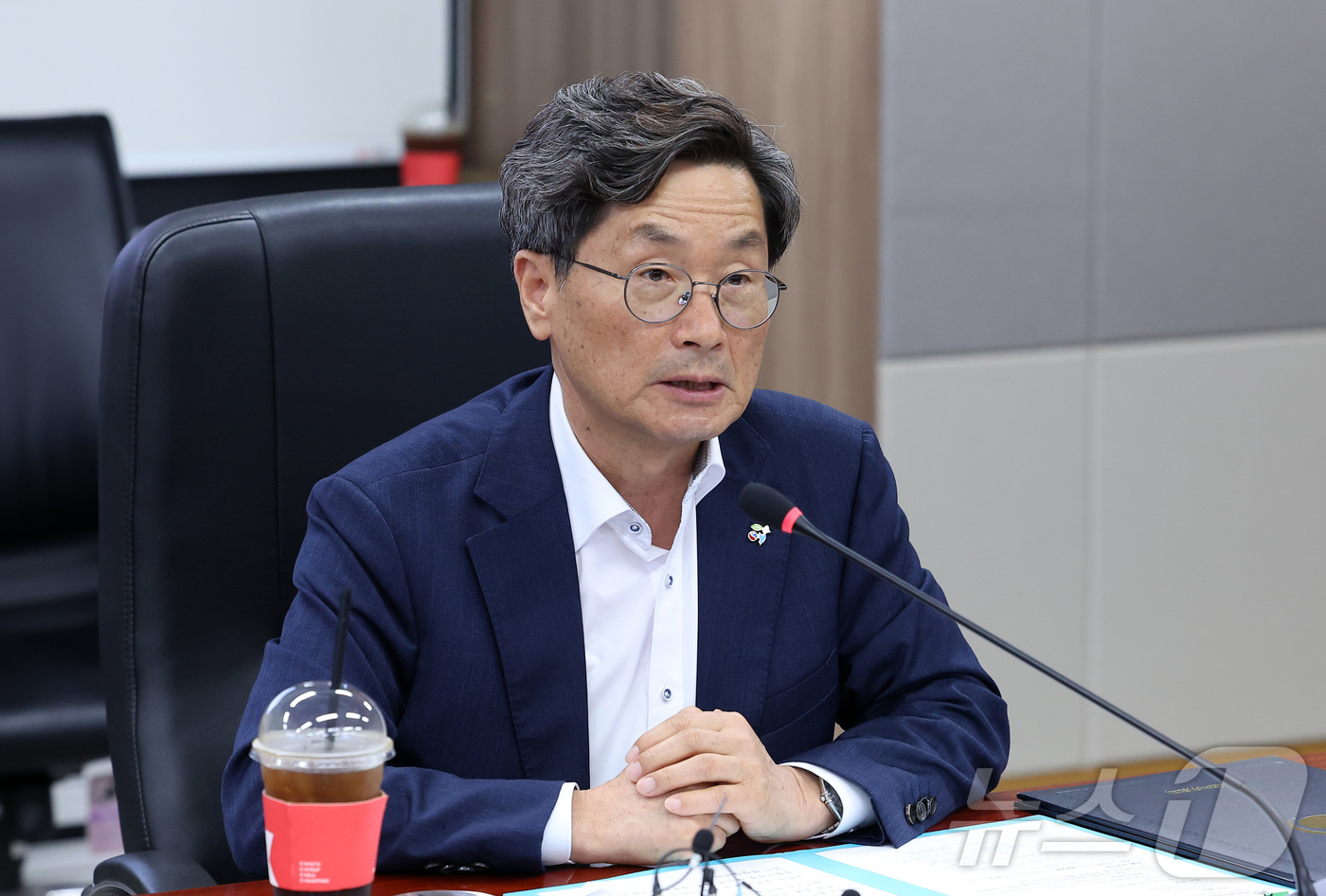 (서울=뉴스1) 김성진 기자 = 정일연 국민권익위원장이 18일 서울 종로구 정부서울청사에서 열린 금융분야 국민 고충 해소 및 권익개선을 위한 국민권익위원회-금융감독원 업무협약(MO …