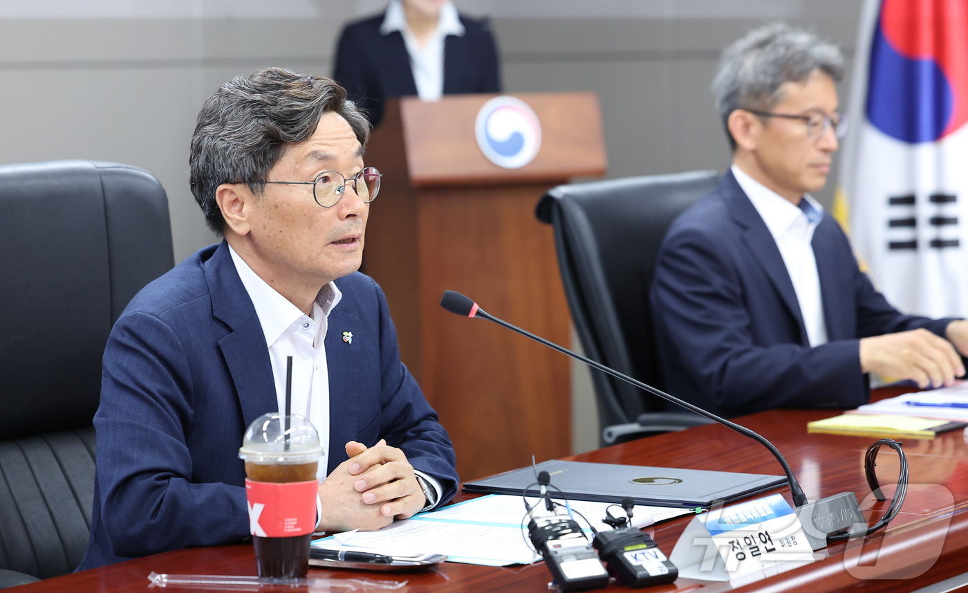 (서울=뉴스1) 김성진 기자 = 정일연 국민권익위원장이 18일 서울 종로구 정부서울청사에서 열린 금융분야 국민 고충 해소 및 권익개선을 위한 국민권익위원회-금융감독원 업무협약(MO …