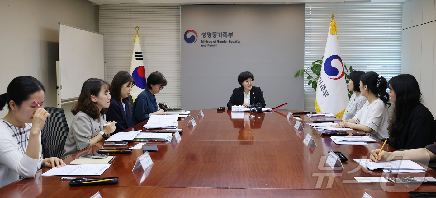 (서울=뉴스1) 김성진 기자 = 원민경 성평등가족부 장관이 18일 서울 종로구 정부서울청사에서 열린 위기청소년 지원 강화 방안 논의 등 현장 소통 간담회에서 모두발언을 하고 있다. …