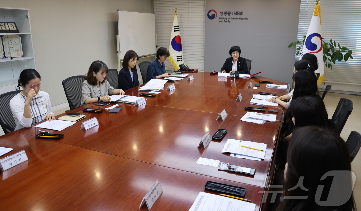 (서울=뉴스1) 김성진 기자 = 원민경 성평등가족부 장관이 18일 서울 종로구 정부서울청사에서 열린 위기청소년 지원 강화 방안 논의 등 현장 소통 간담회에서 모두발언을 하고 있다. …