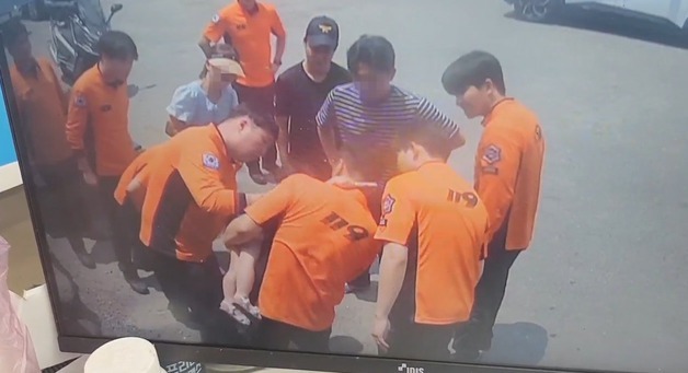 훈련 마치고 쉬던 중 목에 사탕 걸린 아이 살린 구급대원들