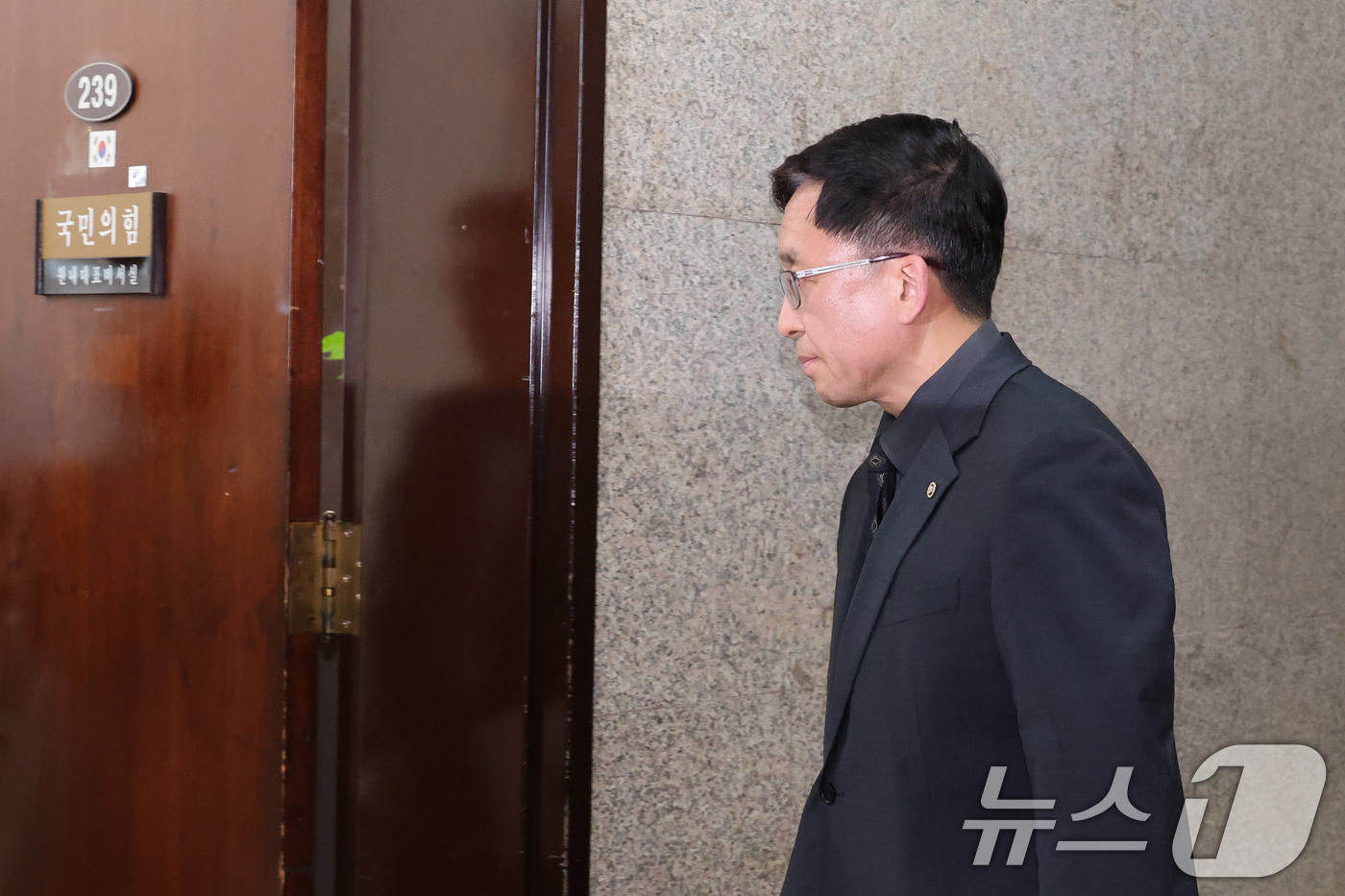 (서울=뉴스1) 신웅수 기자 = 강동완 중앙선거관리위원회 사무총장 직무대리가 18일 서울 여의도 국회에서 투표용지 부족사태 관련 보고를 위해 국민의힘 원내대표실을 방문하고 있다. …
