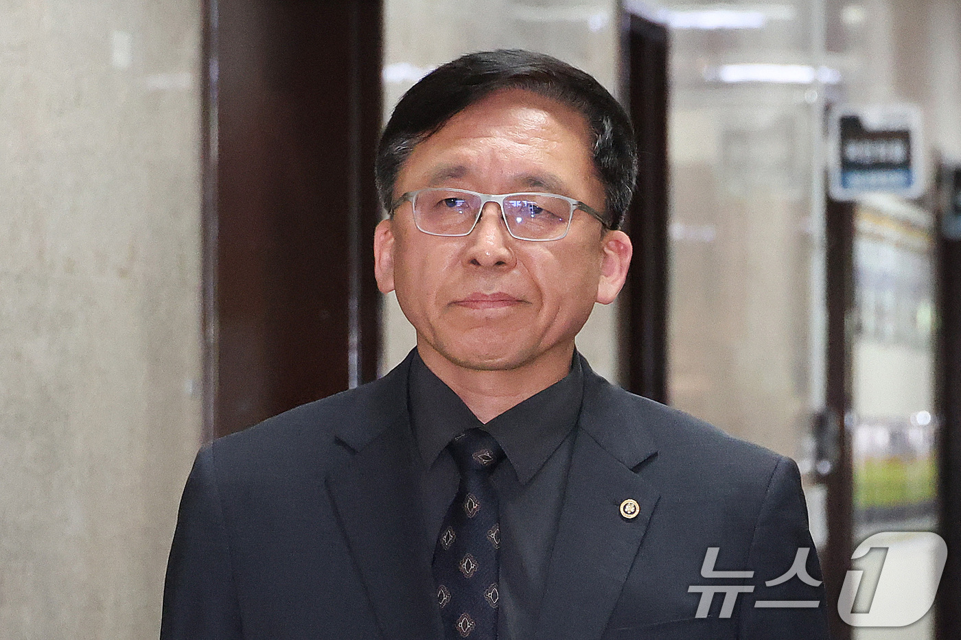 (서울=뉴스1) 신웅수 기자 = 강동완 중앙선거관리위원회 사무총장 직무대리가 18일 서울 여의도 국회에서 투표용지 부족사태 관련 보고를 위해 국민의힘 원내대표실을 방문하고 있다. …