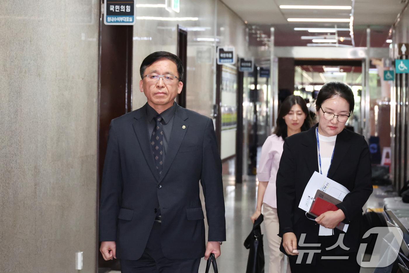 (서울=뉴스1) 신웅수 기자 = 강동완 중앙선거관리위원회 사무총장 직무대리가 18일 서울 여의도 국회에서 투표용지 부족사태 관련 보고를 위해 국민의힘 원내대표실을 방문하고 있다. …