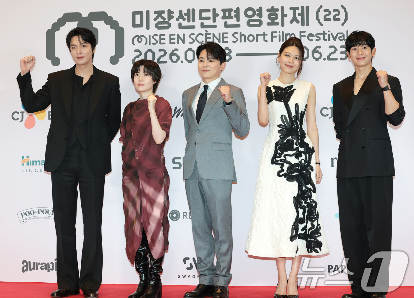 (서울=뉴스1) 권현진 기자 = 배우 이민호(왼쪽부터)와 심은경, 조정석, 최수영, 정해인이 18일 서울 용산구 CGV 용산아이파크몰에서 열린 ’22회 미쟝센단편영화제‘ 개막식에 …