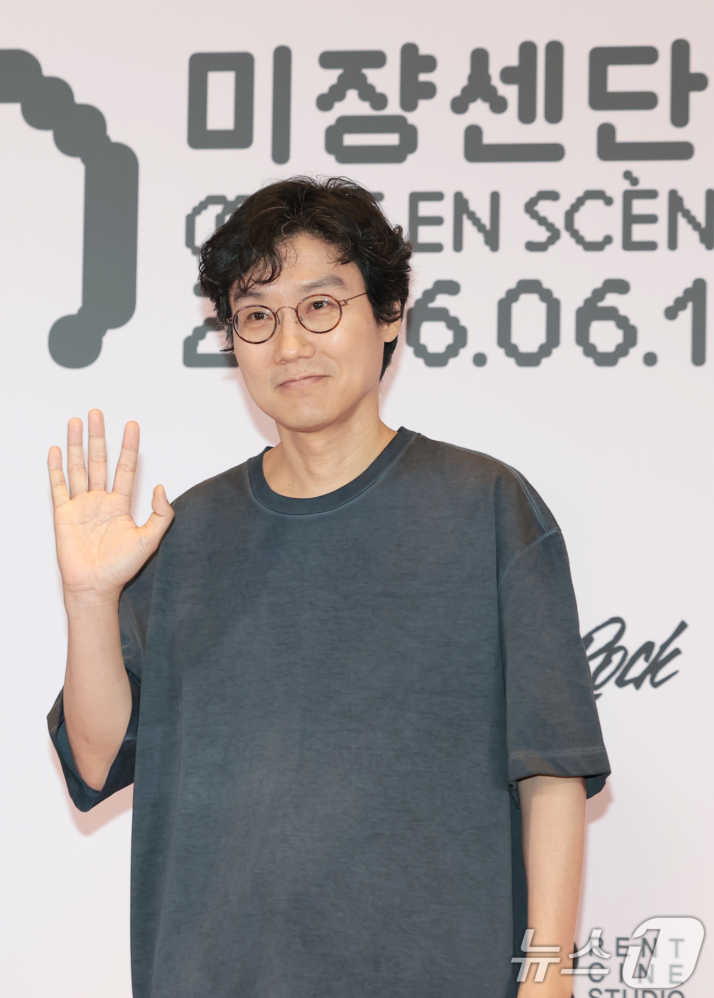 (서울=뉴스1) 권현진 기자 = 황동혁 감독이 18일 서울 용산구 CGV 용산아이파크몰에서 열린 ’22회 미쟝센단편영화제‘ 개막식에 참석해 포즈를 취하고 있다. 2026.6.18/ …
