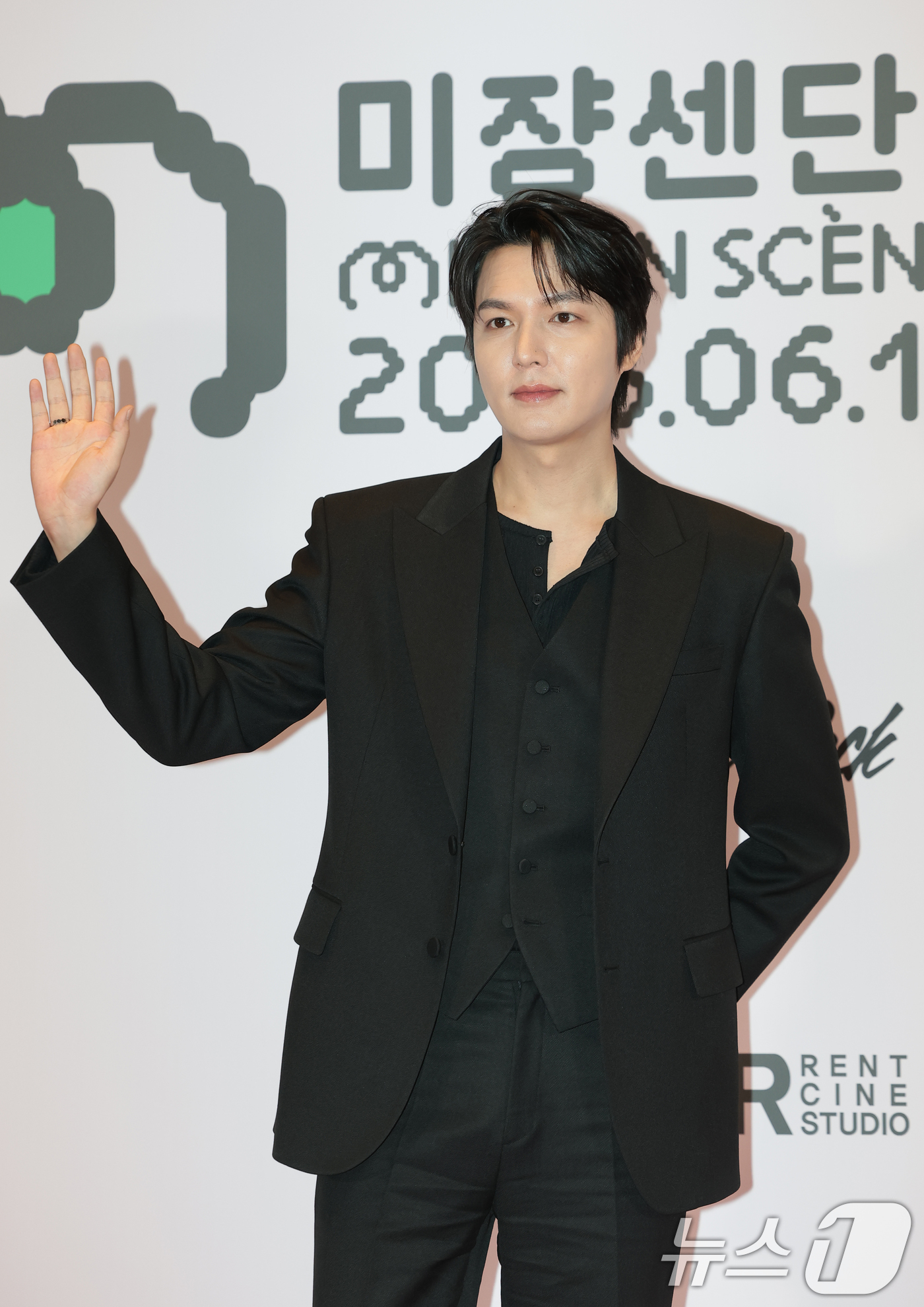 (서울=뉴스1) 권현진 기자 = 배우 이민호가 18일 서울 용산구 CGV 용산아이파크몰에서 열린 ’22회 미쟝센단편영화제‘ 개막식에 참석해 포즈를 취하고 있다. 2026.6.18/ …