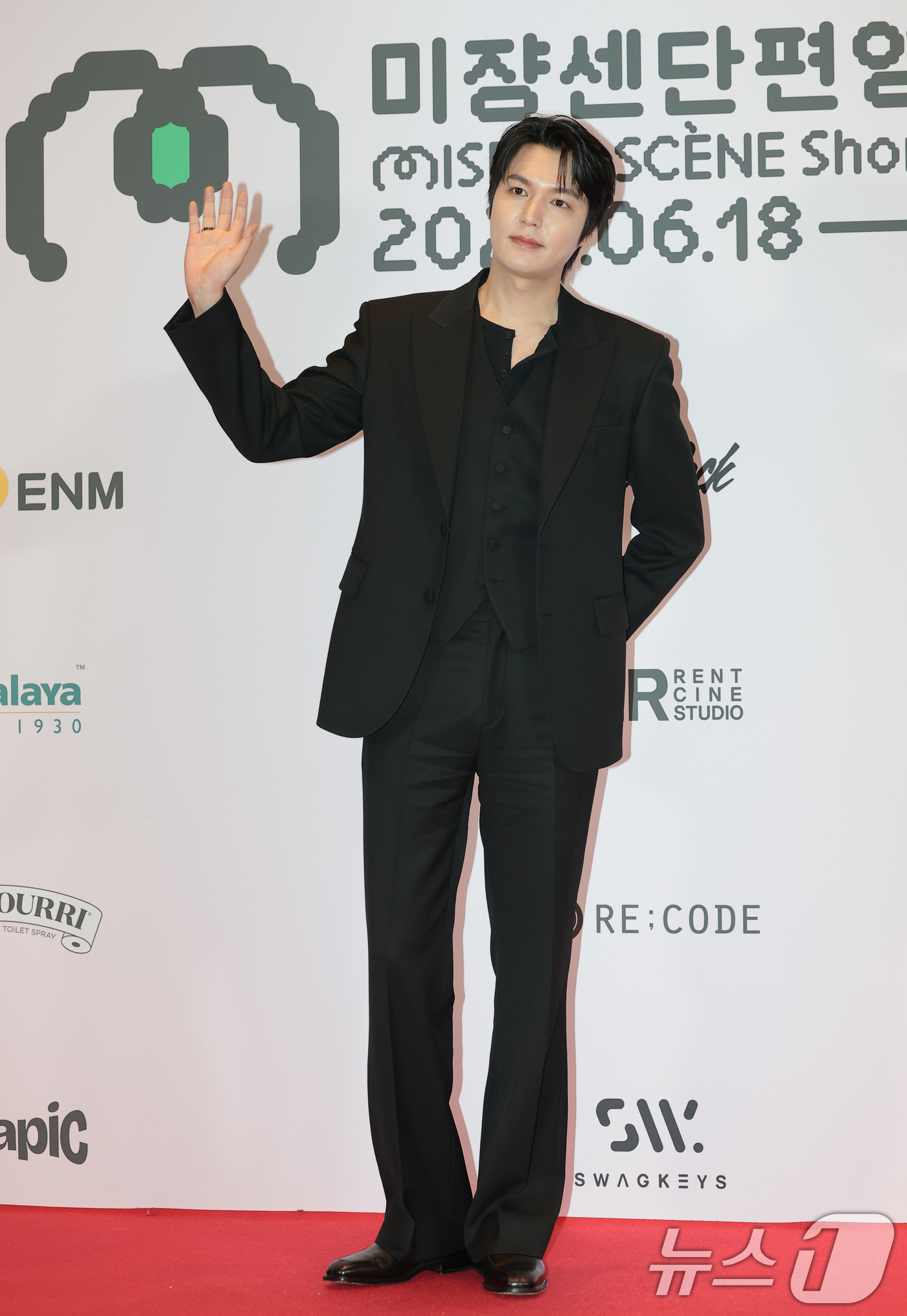 (서울=뉴스1) 권현진 기자 = 배우 이민호가 18일 서울 용산구 CGV 용산아이파크몰에서 열린 ’22회 미쟝센단편영화제‘ 개막식에 참석해 포즈를 취하고 있다. 2026.6.18/ …