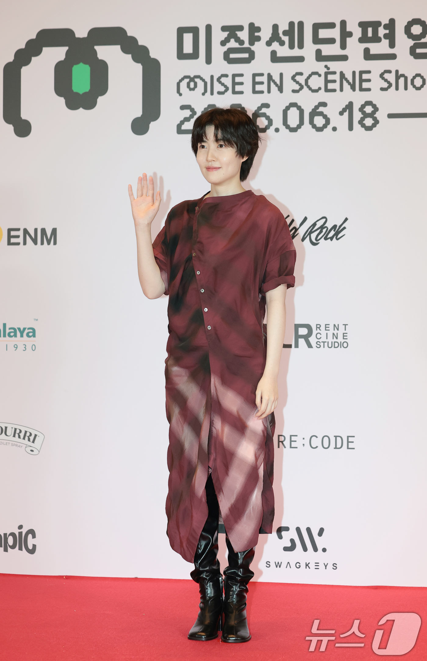 (서울=뉴스1) 권현진 기자 = 배우 심은경이 18일 서울 용산구 CGV 용산아이파크몰에서 열린 ’22회 미쟝센단편영화제‘ 개막식에 참석해 포즈를 취하고 있다. 2026.6.18/ …