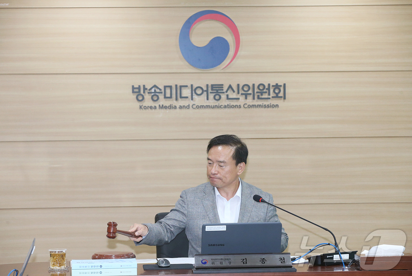 (서울=뉴스1) = 김종철 방송미디어통신위원장이 18일 정부과천청사에서 열린 '2026년 제18차 전체회의'에서 의사봉을 두드리고 있다.(방송미디어통신위원회 제공. 재판매 및 DB …