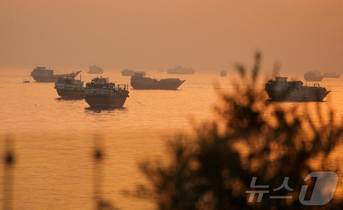 본문 이미지 - 호르무즈 해협의 선박들. 2026.06.18. ⓒ 로이터=뉴스1