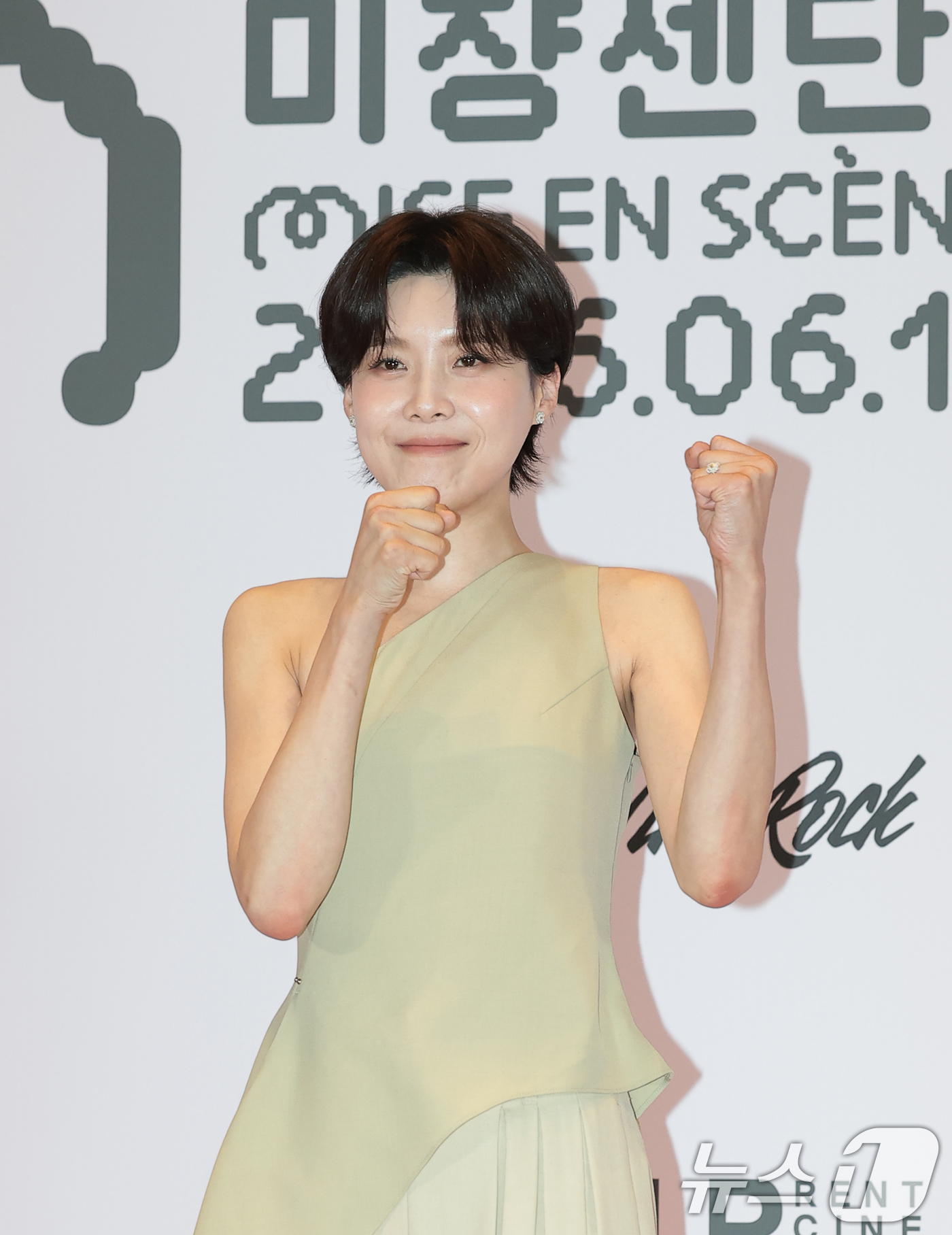 (서울=뉴스1) 권현진 기자 = 방송인 장도연이 18일 서울 용산구 CGV 용산아이파크몰에서 열린 ’22회 미쟝센단편영화제‘ 개막식에 참석해 포즈를 취하고 있다. 2026.6.18 …