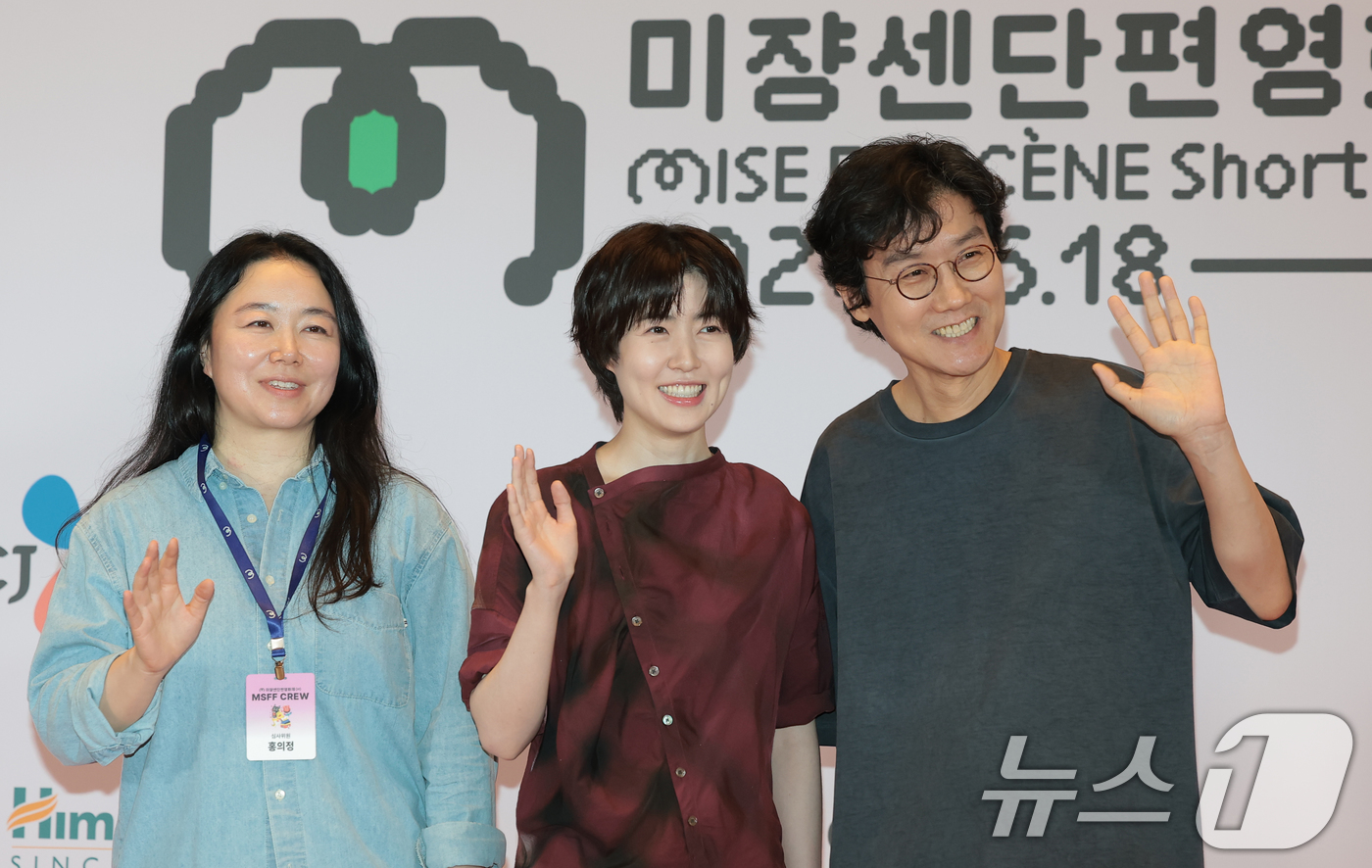 (서울=뉴스1) 권현진 기자 = 기담 부문 3인 심사위원 홍의정 감독(왼쪽부터)과 배우 심은경, 황동혁 감독이 18일 서울 용산구 CGV 용산아이파크몰에서 열린 ’22회 미쟝센단편 …