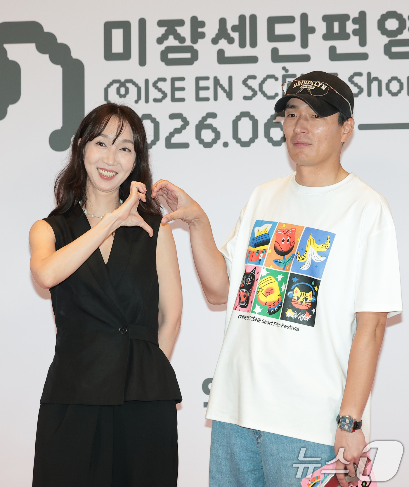 (서울=뉴스1) 권현진 기자 = 품행제로 부문 심사위원 남궁선 감독과 이병헌 감독(오른쪽)이 18일 서울 용산구 CGV 용산아이파크몰에서 열린 ’22회 미쟝센단편영화제‘ 개막식에 …