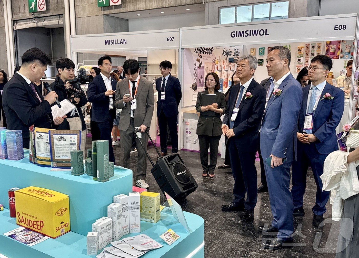 (서울=뉴스1) = 이인호 한국무역협회 부회장(오른쪽에서 세 번째)이 18일(현지시간) 프랑스 파리 포르트 드 베르사유 전시장에서 열린 '2026 파리 K-프리미엄 소비재전'을 찾 …
