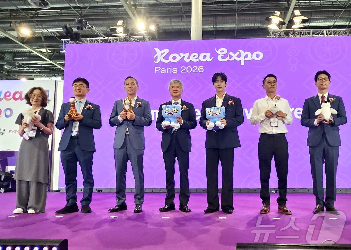 (서울=뉴스1) = 한국무역협회가 18일(현지시간) 프랑스 파리 포르트 드 베르사유 전시장에서 개최한 ‘2026 파리 K-프리미엄 소비재전’ 개막식에서 참석자들이 기념 촬영을 하고 …