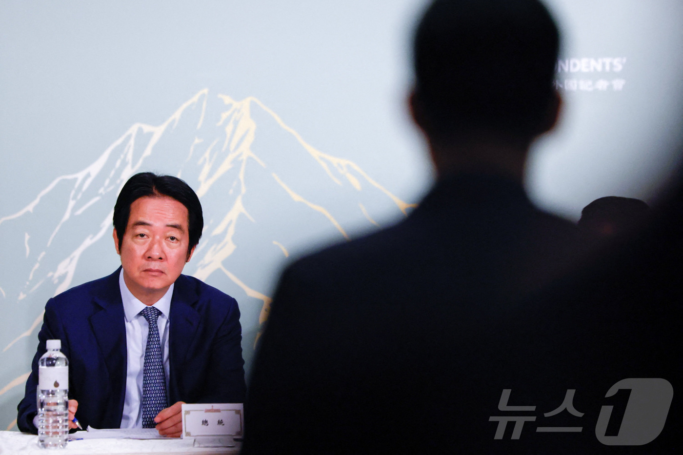 (타이베이 로이터=뉴스1) 장용석 기자 = 라이칭더 대만 총통이 18일 타이베이에서 진행한 대만 외신기자클럽 초청 회견에서 취재진의 질문을 들으며 메모하고 있다. 2026.06.1 …