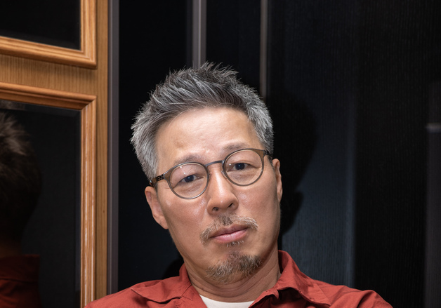천명관, 10년 만의 새 장편소설 '아코디언' 출간…폐허 속 아이들의 생존기