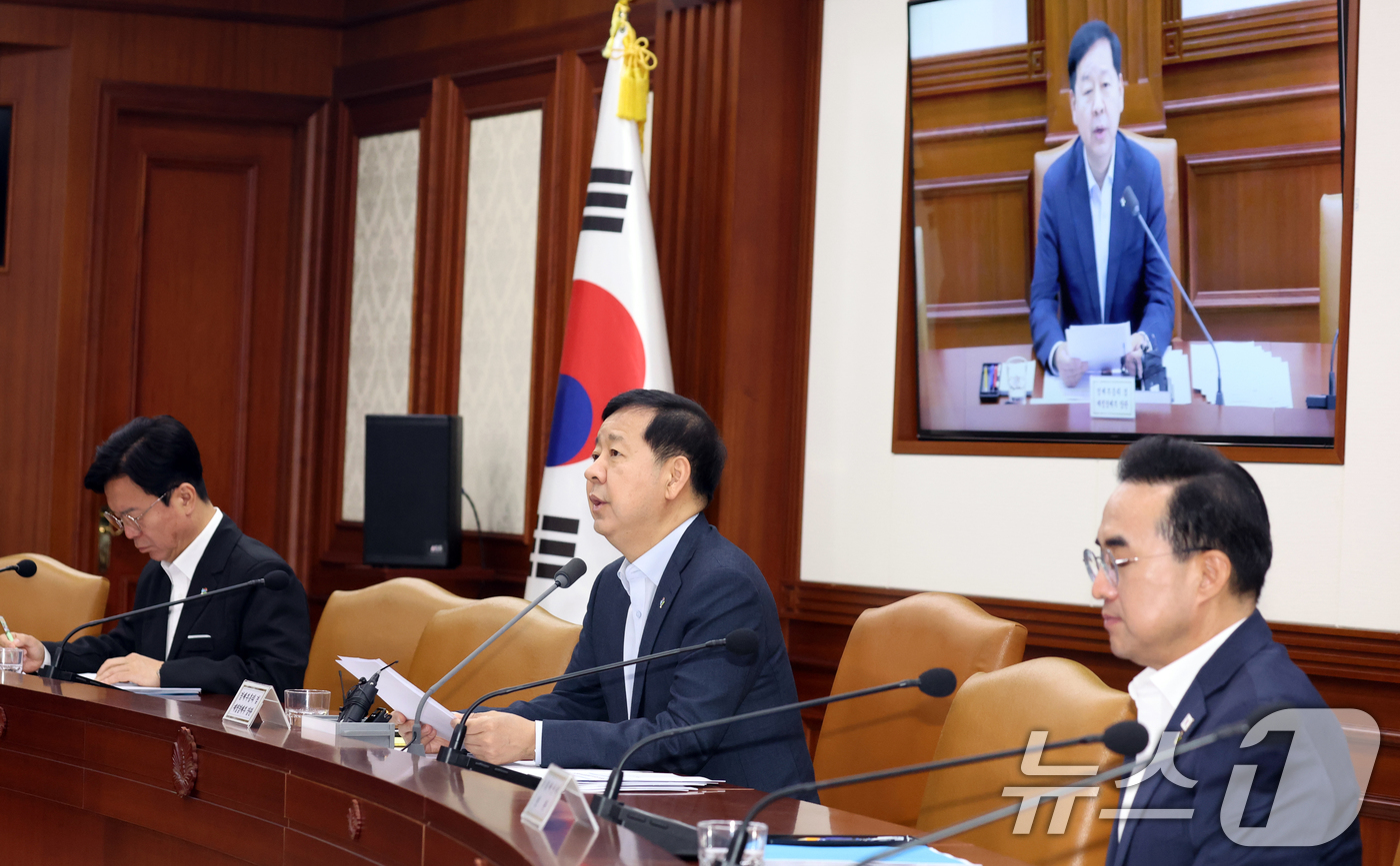 (서울=뉴스1) 김명섭 기자 = 구윤철 경제부총리 겸 재정경제부 장관이 19일 오전 서울 종로구 세종대로 정부서울청사에서 열린 비상경제본부 희의 겸 경제관계장관회의 및 대외경제장관 …
