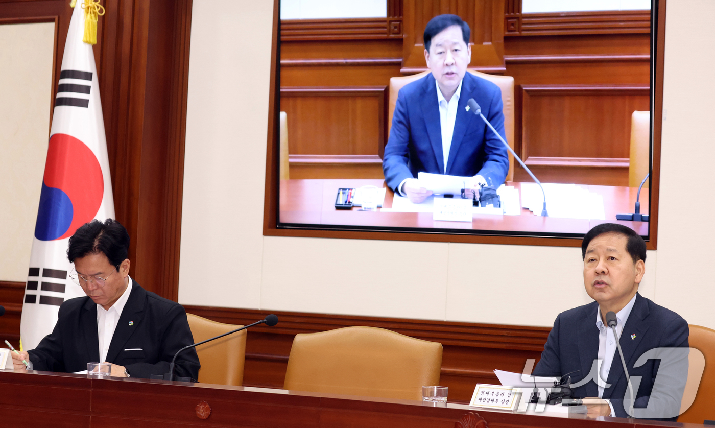 (서울=뉴스1) 김명섭 기자 = 구윤철 경제부총리 겸 재정경제부 장관이 19일 오전 서울 종로구 세종대로 정부서울청사에서 열린 비상경제본부 희의 겸 경제관계장관회의 및 대외경제장관 …