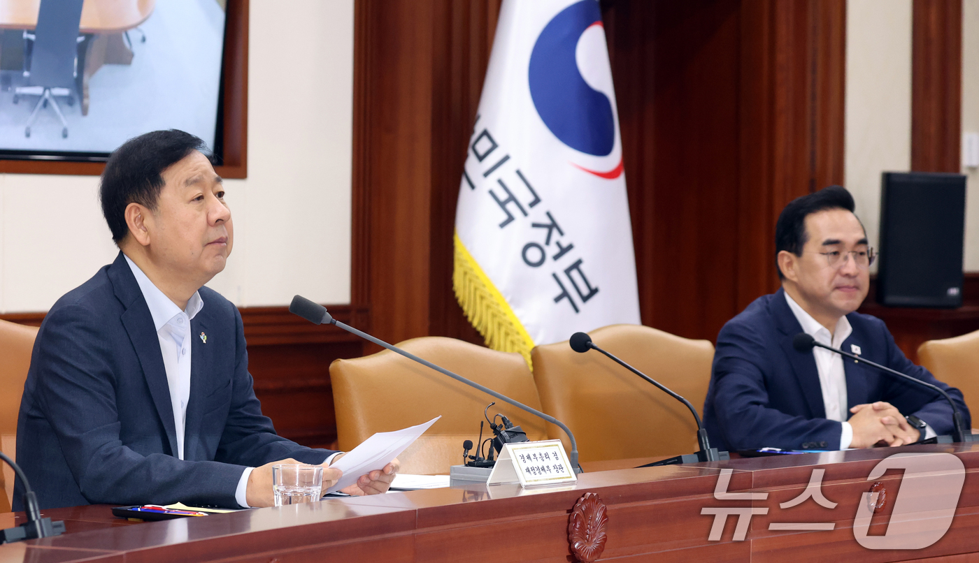 (서울=뉴스1) 김명섭 기자 = 구윤철 경제부총리 겸 재정경제부 장관이 19일 오전 서울 종로구 세종대로 정부서울청사에서 열린 비상경제본부 희의 겸 경제관계장관회의 및 대외경제장관 …
