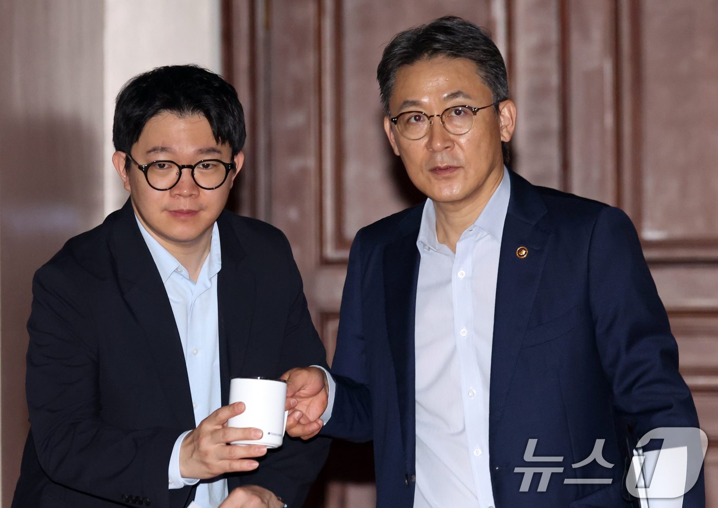 (서울=뉴스1) 김명섭 기자 = 권대영 금융위원회 부위원장(오른쪽)이 19일 오전 서울 종로구 세종대로 정부서울청사에서 열린 비상경제본부 희의 겸 경제관계장관회의 및 대외경제장관회 …