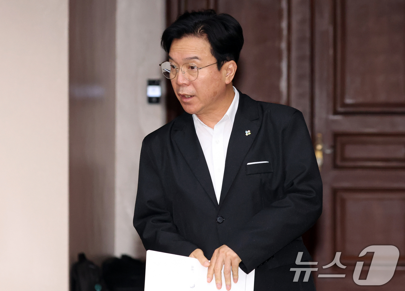 (서울=뉴스1) 김명섭 기자 = 김영훈 고용노동부 장관이 19일 오전 서울 종로구 세종대로 정부서울청사에서 열린 비상경제본부 희의 겸 경제관계장관회의 및 대외경제장관회의에 참석하고 …