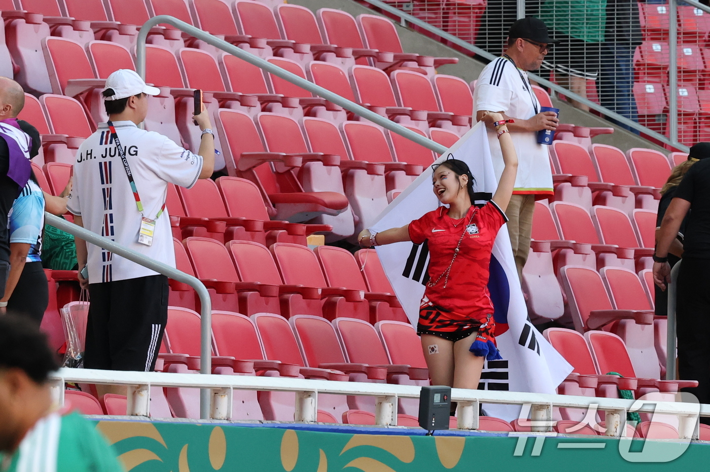 (과달라하라(멕시코)=뉴스1) 임세영 기자 = 국제축구연맹(FIFA)의 공식 초청을 받은 유튜버 이노냥(본명 윤수진)이 18일(현지시간) 멕시코 과달라하라 스타디움에서 열린 202 …
