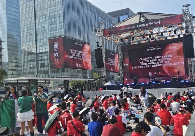 "멕시코전 응원 위해 첫차 탔어요"…광화문광장은 이미 붉은물결