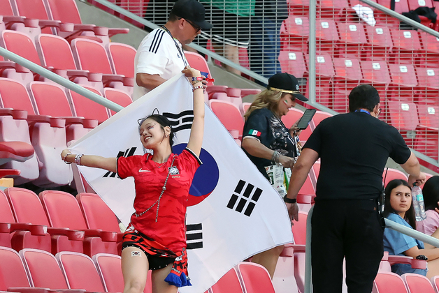 FIFA, 인종차별 당한 유튜버 공식 초청으로 훈훈한 수습