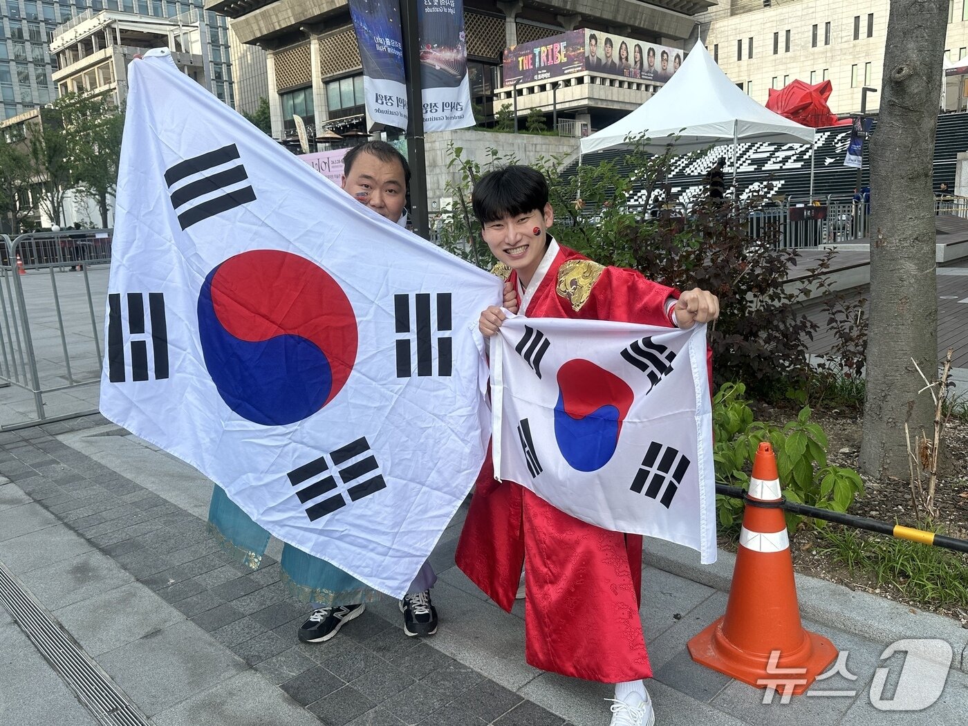 본문 이미지 - 19일 오전 광화문광장을 찾은 김세정 씨(좌측)와 김경배 씨(우측). 2026.6.19 ⓒ 뉴스1 한민아 기자